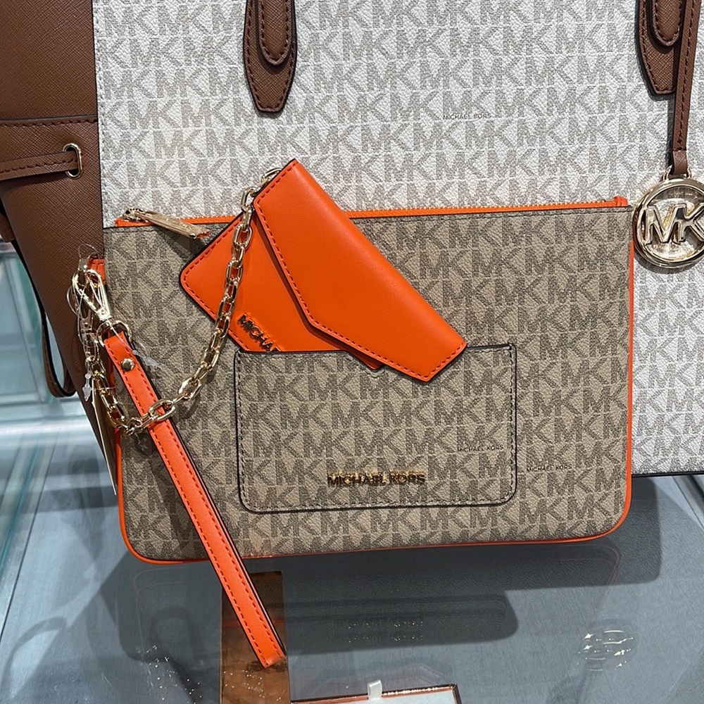 MICHAEL KORS JET SET ITEM LG 2 in 1 CARD CASE & WRISTLET
Poppy NWT